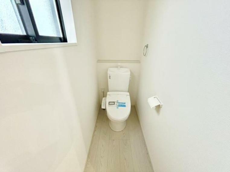 トイレ ■■Toilet■■ 清潔な空間を保ちたいトイレはオフホワイトでまとめました。毎日使う場所だからこそお手入れも楽々にできる機能が搭載されております。汚れが付着しにくい便器はお掃除も楽々です。