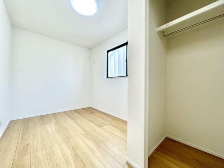 ■■明るい居室■■<BR/>温もりある自然光を感じていただける居室です。飽きのこないナチュラルカラーの床にホワイトの壁紙は、色褪せることのない心地良さを作ります。