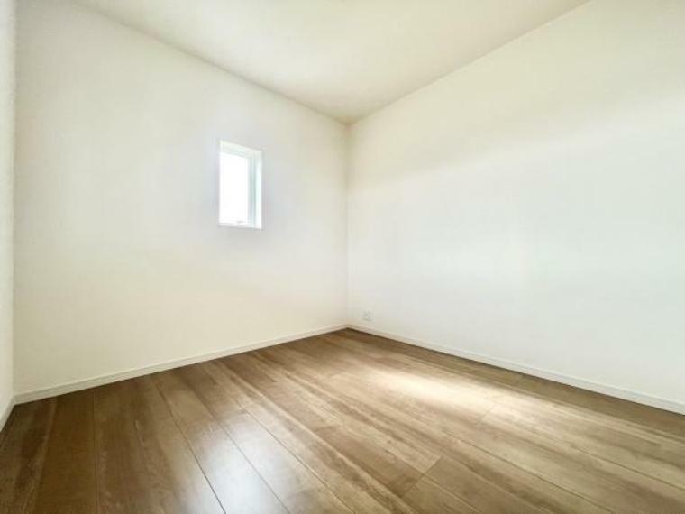 ■■明るい居室■■ 温もりある自然光を感じていただける居室です。飽きのこないナチュラルカラーの床にホワイトの壁紙は、色褪せることのない心地良さを作ります。