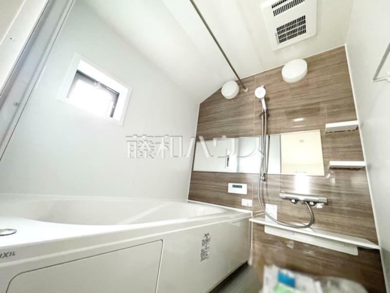 浴室 2号棟　窓付き浴室は、しっかり換気ができていつも清潔に、毎日のバスタイムが楽しみになります。足を伸ばして入れるバスタブで、ゆっくり一日の疲れを癒して下さい。　【練馬区高野台3丁目】