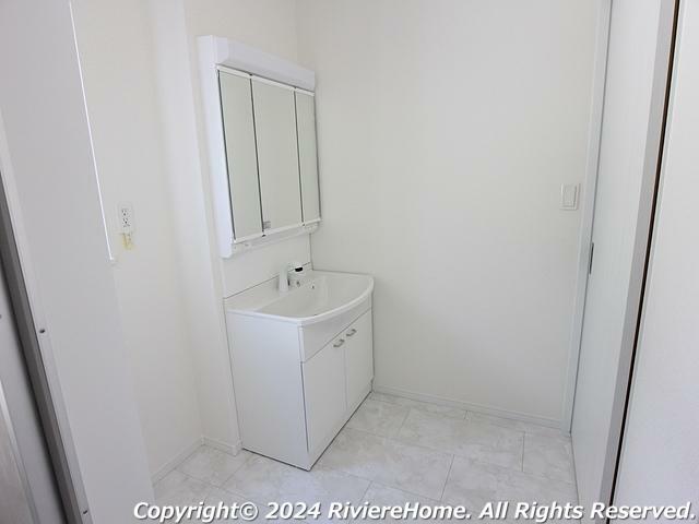 【1号棟　室内撮影】　シャンプードレッサー/ワイド三面鏡ミラーパネル仕様/シングルレバーシャワー水栓。<BR/>程よくスペースを確保された清潔感のある洗面脱衣室です。