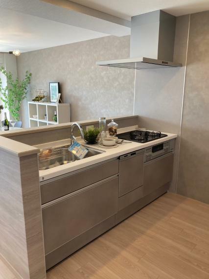 キッチン システムキッチンの背面には食器棚・家電製品などがレイアウトできる空間をしっかり確保。 ご家族で調理ができるキッチンスペースです！
