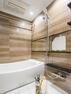 浴室 光沢感のある木目調のパネルが高級感を演出。追い焚き、換気・乾燥・暖房・涼風機能付きです。