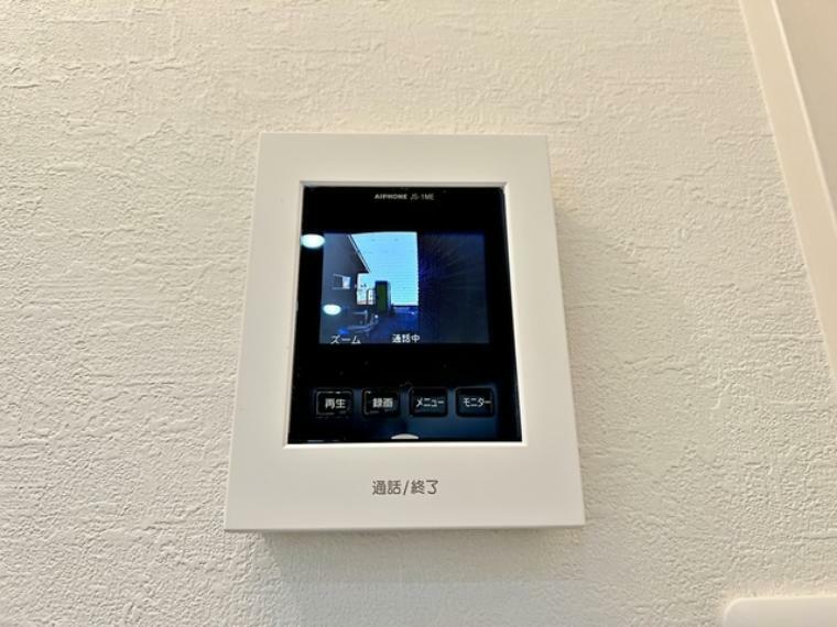 TVモニター付きインターフォン 留守中の来訪者画像を自動で録画・保存できる録画機能を内蔵。防犯性に優れた安心のシステム。スッキリとしたデザインで、誰でも簡単に操作していだけます。