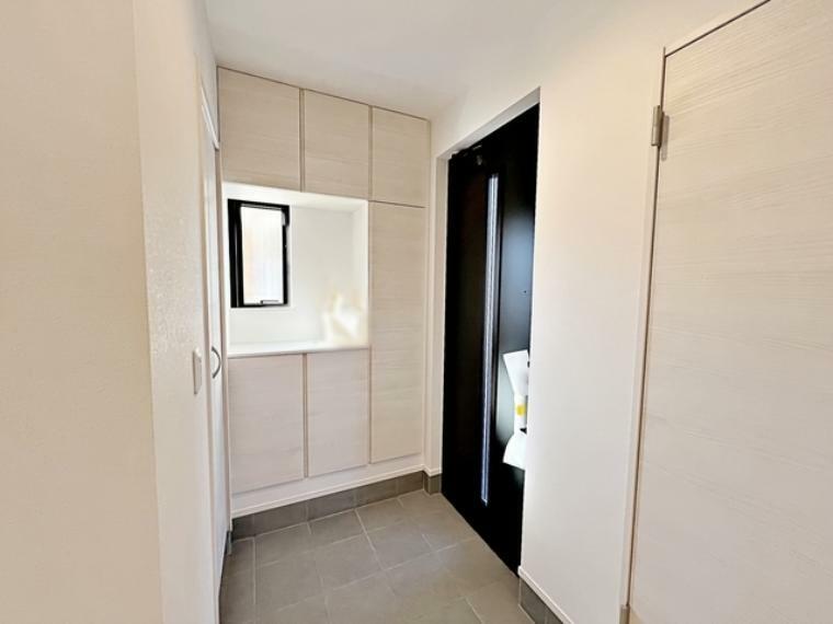 玄関 シンプルなデザインの白を基調とした明るい玄関  便利な下駄箱収納付きです