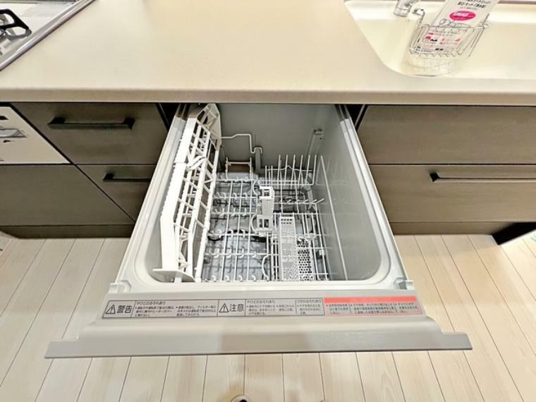 食器洗浄乾燥機は時間のかかる食器洗いを楽にしてくれる上に水道代も安くなるスグレモノ