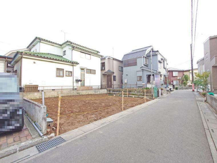 現況写真 幅員の狭い道ですが、車通りの少ない住宅街に立地してます。