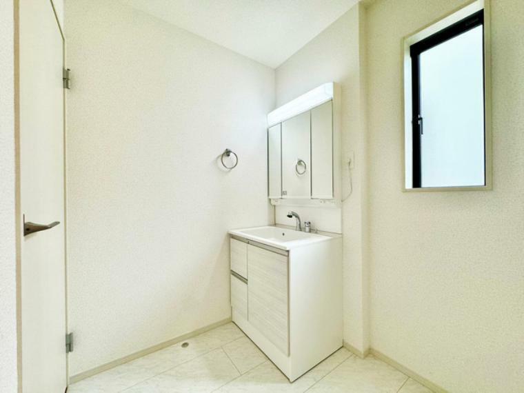 洗面化粧台 【洗面所】朝シャンにも便利なハンドシャワー付の洗面化粧台三面鏡！