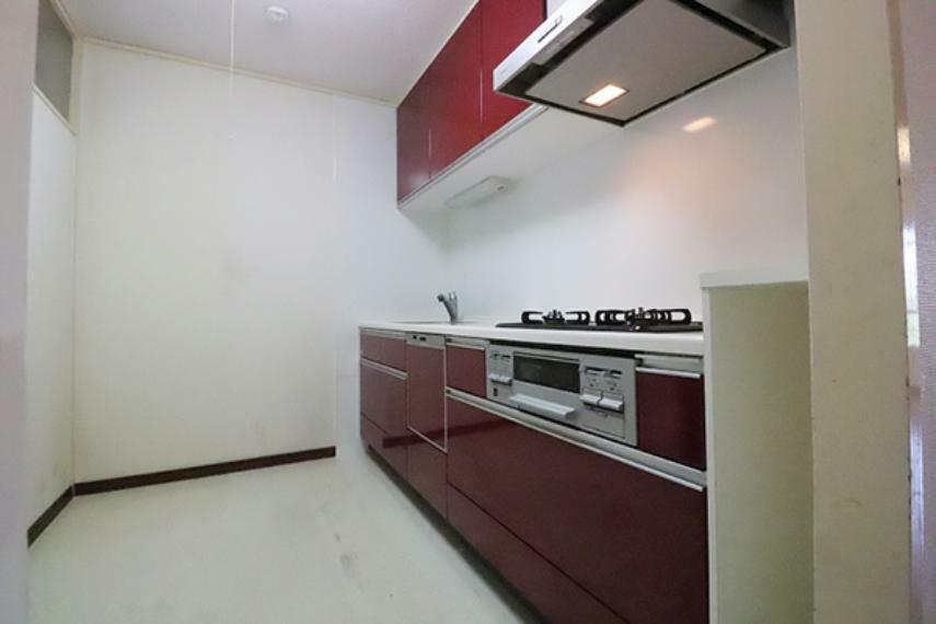 アースカラーのシステムキッチンは独立キッチン　家事効率の良い廊下側とリビング側の2WAYです。
