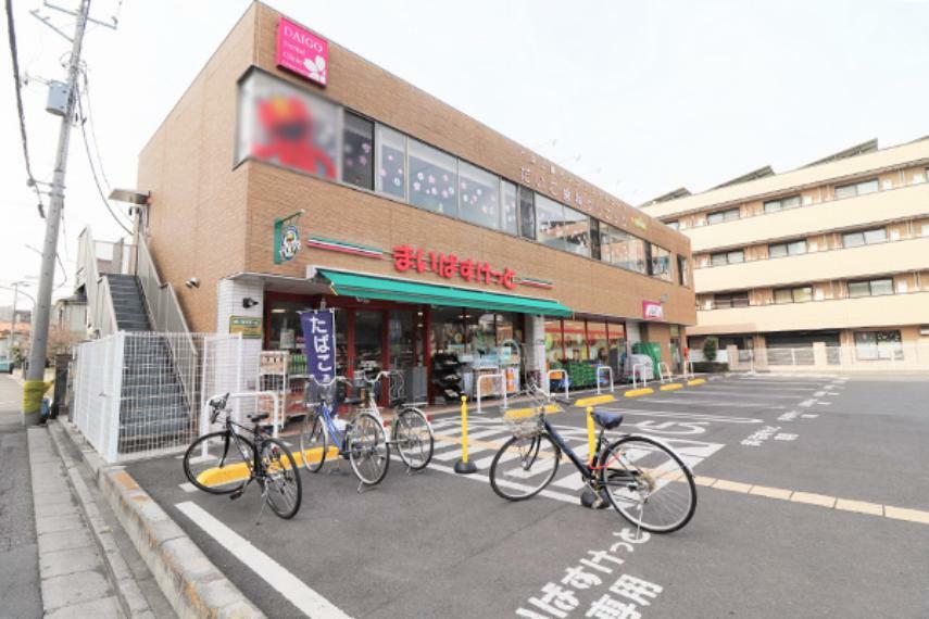 エントランスの道路向かいには、日々の生活に便利な「まいばすけっと戸田公園駅前店」約10m。