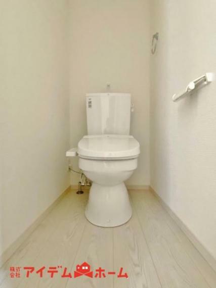トイレ 節水型でエコなトイレには、今では当たり前のウォシュレット付き。便座を温める機能もついていて、居心地良くてトイレから出られなくなるかも！