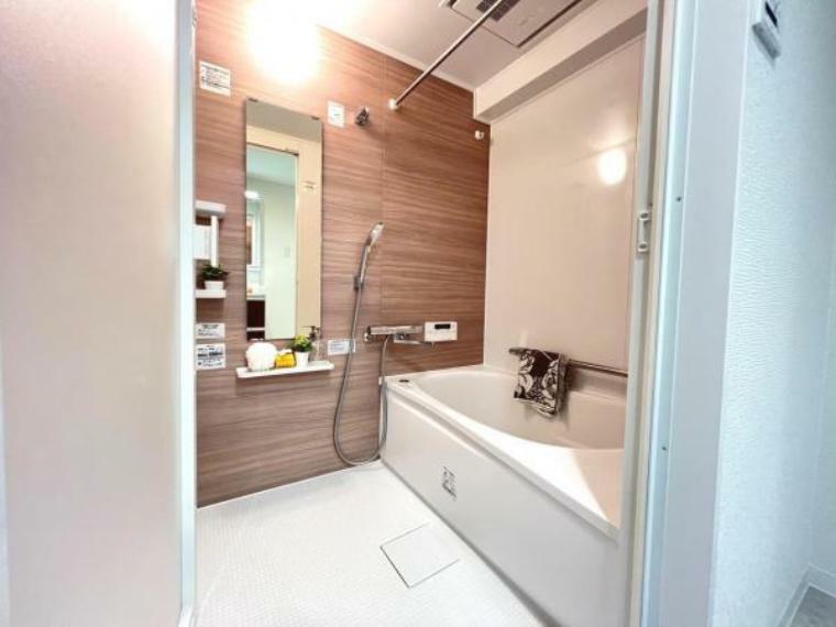 浴室 アクセントパネルを施した浴室、ゆったり入れる1坪サイズです