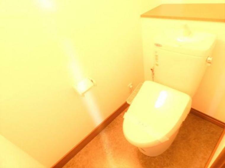 トイレ シンプルなデザインのトイレ。