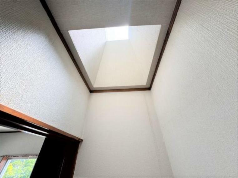 【2階廊下】天窓があるので日光に照らされる明るい廊下になります。