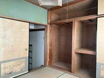 【リフォーム中】キッチン横の和室はリビングスペースへと変更します。フローリング、壁天井のクロスを新調する予定です。