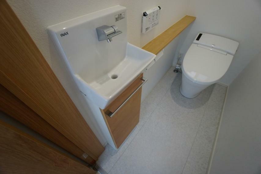 トイレ トイレには手洗い場に加え、ちょっとしたものを置けるカウンター付き＾＾