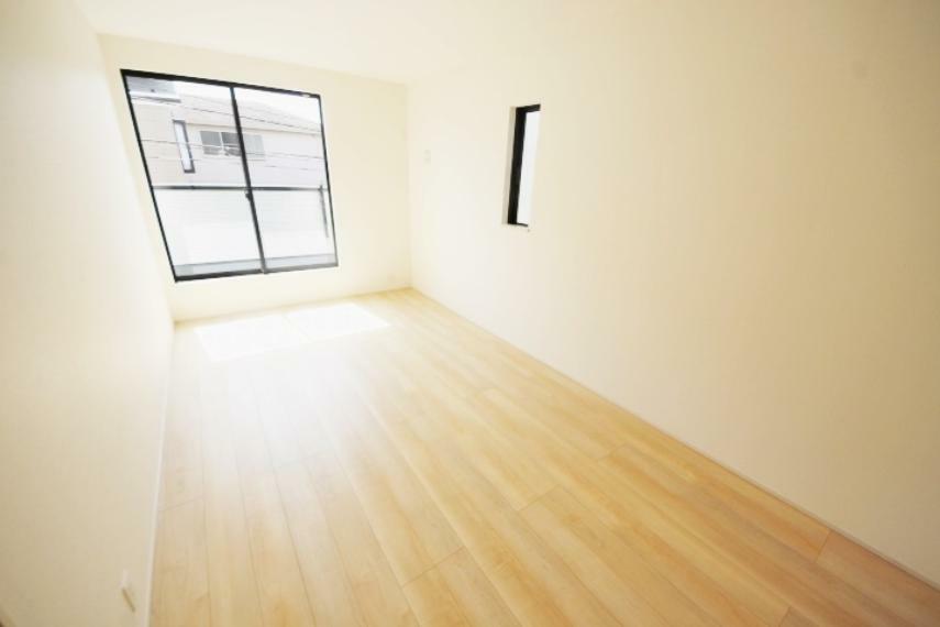 洋室 全居室2面採光でお部屋が明るく、便利な全居室収納付