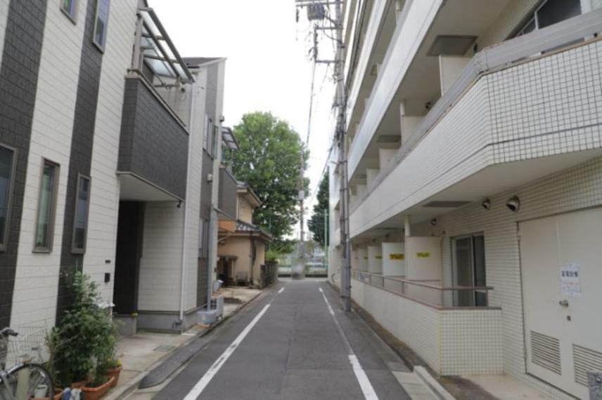 外観写真 外観はマンション管理がされているかの目安になります。築年数が古いと、壁面は劣化してひび割れが生じることも！建物が古びていても細かいところが修繕されていると、きちんと管理されているなぁと感じるでしょう。