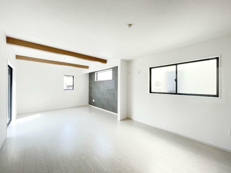 居間・リビング 折上天井は天井が広く見えて開放的な空間を演出できます。