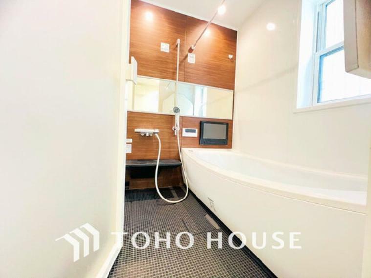 浴室 大型浴室TV付きの、ゆったりとくつろげる空間のバスルーム