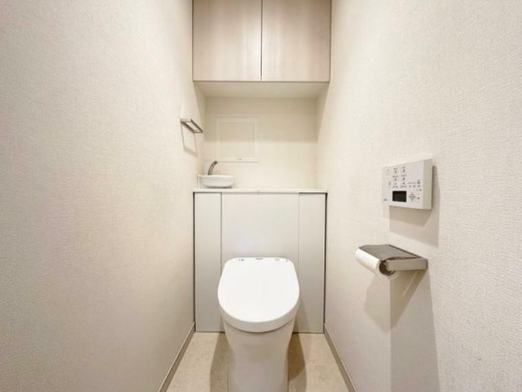 トイレ 美しいフォルムと機能性を備えたプライベート空間。優しい色合いで上質感が演出されています。