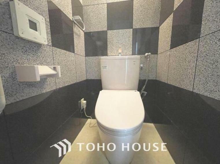 トイレ 「温水洗浄便座付きトイレ」スタイリッシュな印象のトイレは、快適な温水洗浄便座付です。いつも清潔な空間であって頂けるよう配慮された造りです。