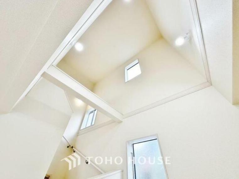 吹抜けを採用した為、天井が高く見え、視界が抜けて視覚的に広く開放感を感じます。