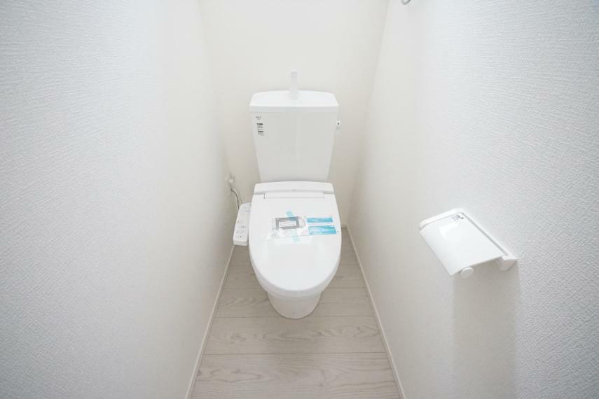 同仕様写真（内観） トイレは各階にご用意。ウォシュレット機能付き（1号棟同仕様）