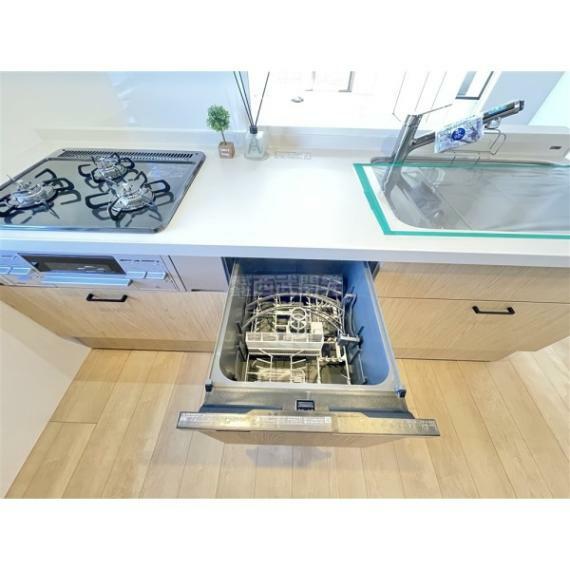 キッチン 食器洗浄機を標準搭載。あらいものは毎日のこと、あれば何かと便利な設備です。