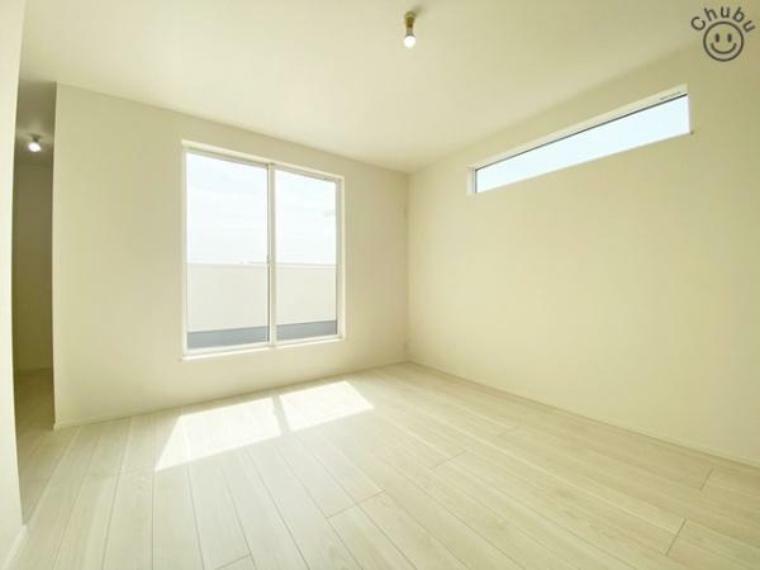 寝室 7.7帖の洋室　バルコニーへ出られる大きな窓からは陽射しが注ぎ込み快適な空間を実現