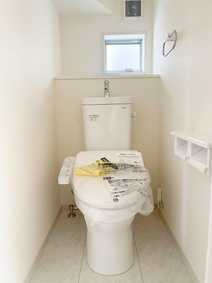 トイレ 節水省エネ仕様のウォシュレット付シャワートイレです。進化したふちでお手入れも簡単。