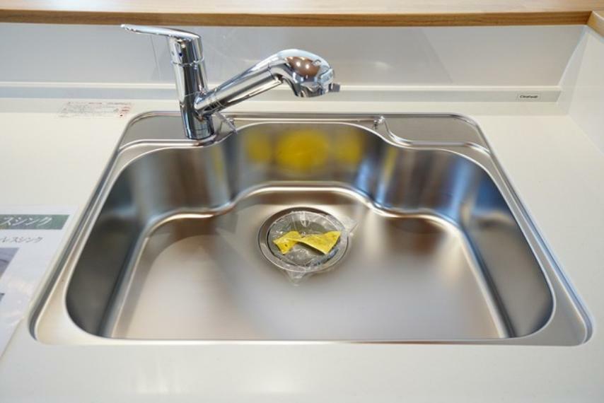 （同仕様写真）大きなお鍋も楽々洗える、幅が広いシンク。 洗剤や石鹸、スポンジもすっきりできる収納付き。浄水器が一体化した水栓シャワーが付いているので、節水効果もありますね＾＾