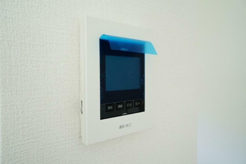 （同仕様写真）部屋の中にいながら訪問者の確認ができるTVモニター付きインターフォンがキッチン近くに設置されています＾＾