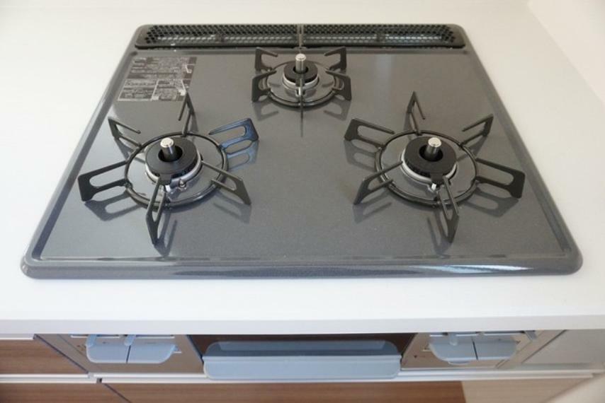 同仕様写真（内観） 同仕様写真。から炊きにより一定の温度に達すると自動で火を止めてくれる安心機能、過熱防止センサー付3口タイプ。お料理の効率も上がります。