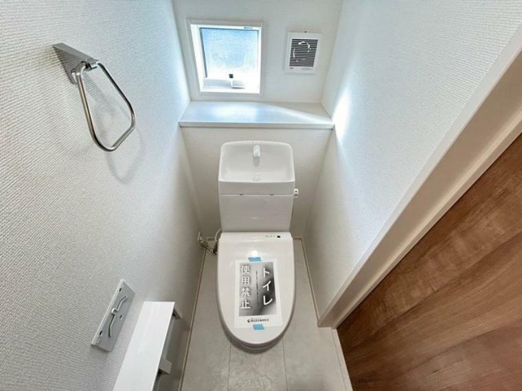 温水、暖房、ウォシュレット付の高機能トイレです。壁リモコンタイプのウォシュレット付き。すっきりした見た目で、トイレ奥の掃除もしやすいです。