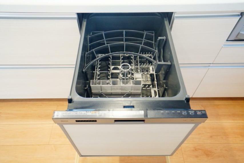 キッチン 食事の後の手間を解消する食器洗い乾燥機付。冬場の洗い物で手荒れの悩みもなくなります。手洗いよりも節約できて便利。