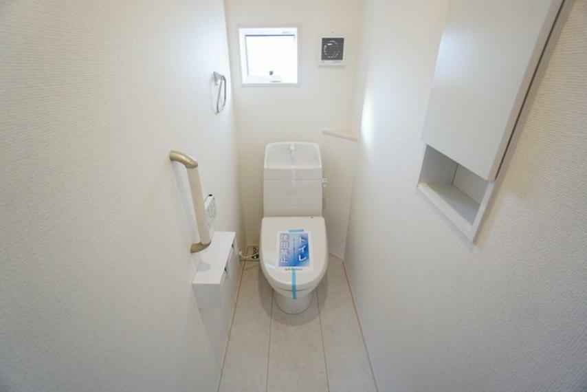 トイレ 温水、暖房、ウォシュレット付の高機能トイレです。壁リモコンタイプのウォシュレット付き。すっきりした見た目で、トイレ奥の掃除もしやすいです。