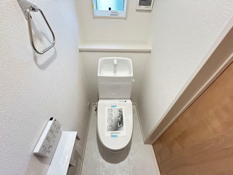 トイレ 温水、暖房、ウォシュレット付の高機能トイレです。壁リモコンタイプのウォシュレット付き。すっきりした見た目で、トイレ奥の掃除もしやすいです。