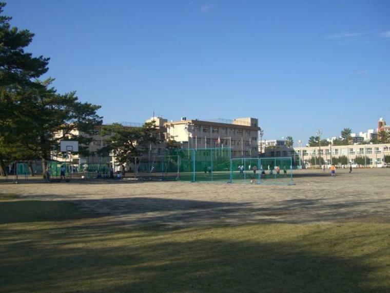 中学校 鴨池中学校【鹿児島市立鴨池中学校】は、真砂本町に位置する1947年創立の中学校です。令和3年度の生徒数は436人で、15クラスあります。校訓は「自律・協同・根性」です。