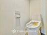トイレ 「温水洗浄便座付きトイレ」トイレは快適な温水洗浄便座付です。清潔感のあるホワイトで統一。いつも清潔な空間であって頂けるよう配慮された造りです。