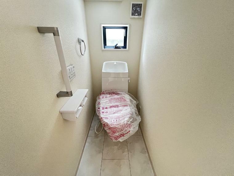 トイレ トイレは1、2階ともににございます。換気に便利な小窓も付いています