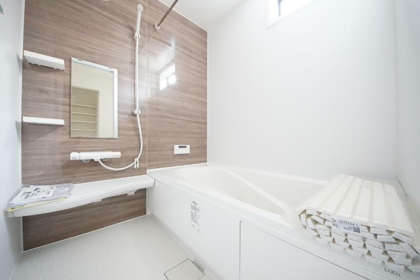同仕様写真（内観） オートバスシステム・浴室暖房換気乾燥機を搭載した1坪タイプの浴室（2号棟同仕様）