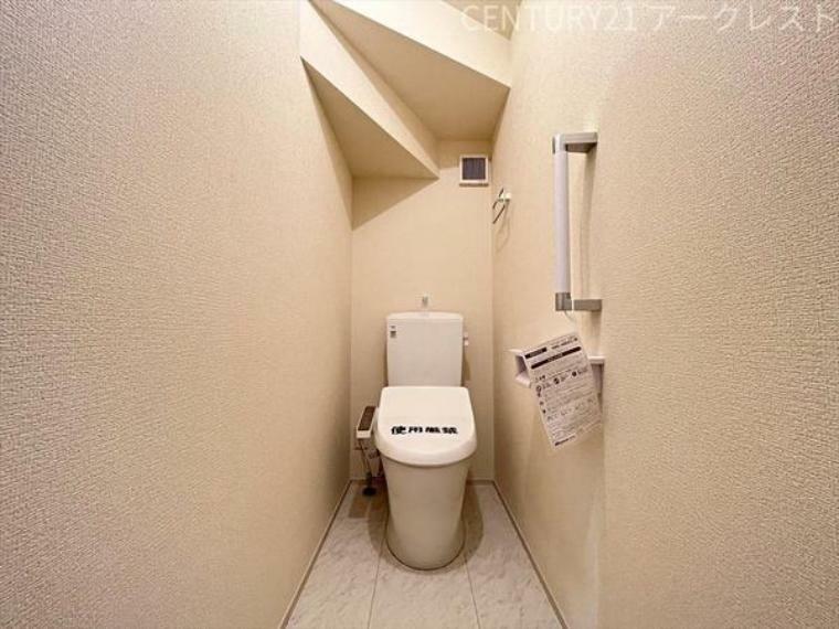 オシャレな内装のスッキリとしたトイレです。お手入れやお掃除が、簡単にできるシンプルなデザインのトイレです。