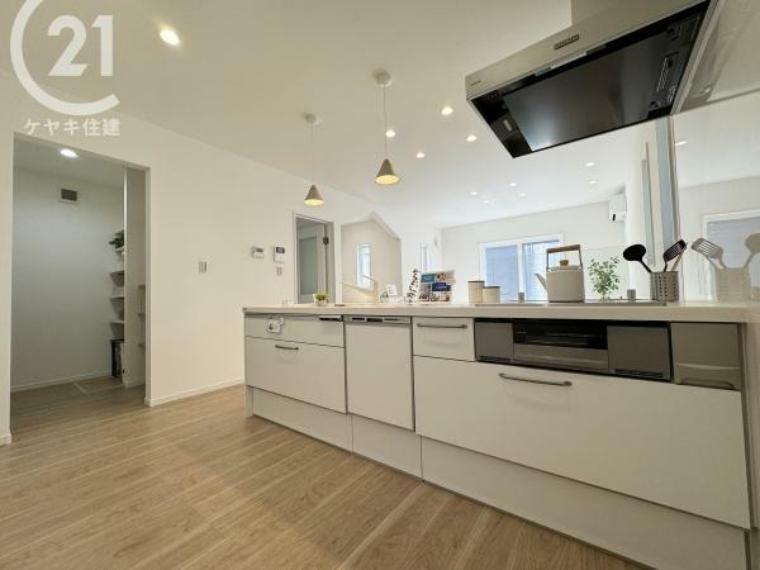 キッチンワークに大切な収納と機能性を兼ね備えたキッチン。<BR/>夫婦揃ってキッチンに立っても調理がしやすく、ゆとりある広さです。