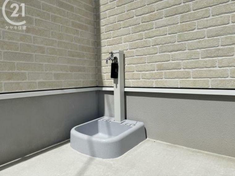 柱の高さを利用してバケツやペットボトルに水を組みやすい立水栓。