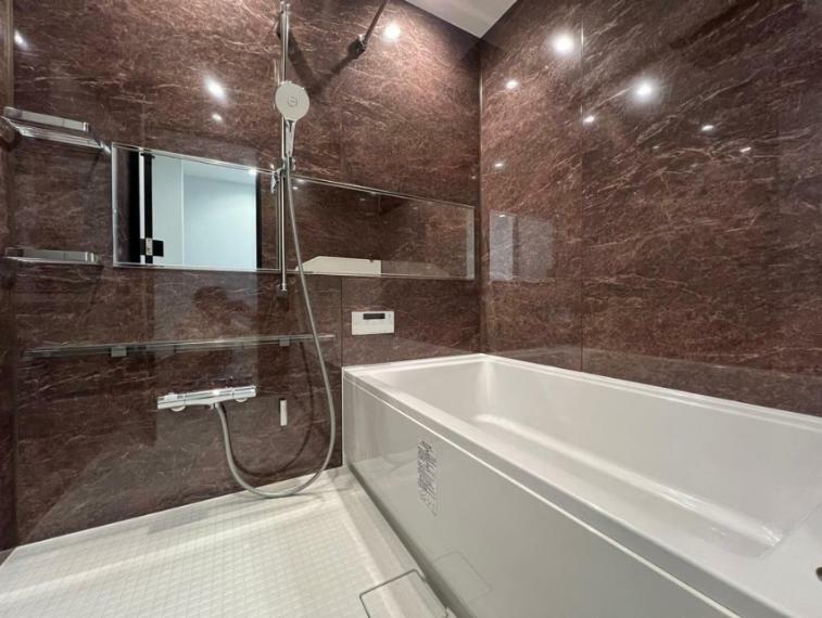 浴室 大理石調パネルのラグジュアリーな空間。追い焚き・浴室換気乾燥暖房機付きです。