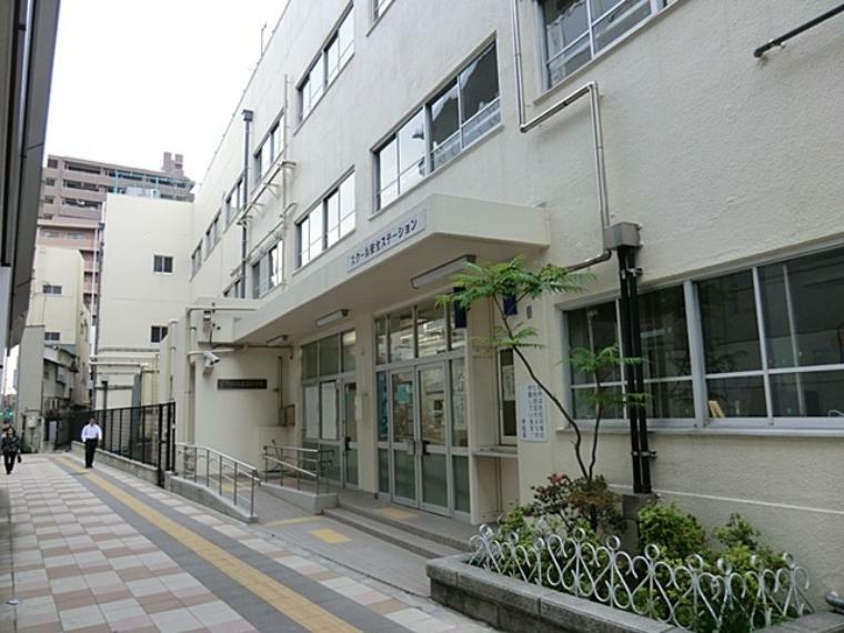 小学校 荒川区立 赤土小学校 1924年設立。東京都のティーチングアシスタントモデル校指定されるなど、特色のある教育に中力しています。