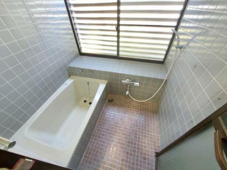 懐かしさを感じるタイルの浴室　窓があり換気がしやすいですね