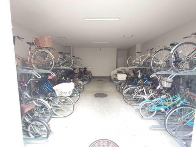 駐輪場 雨や風から守るために建物内に設けられた自転車置場