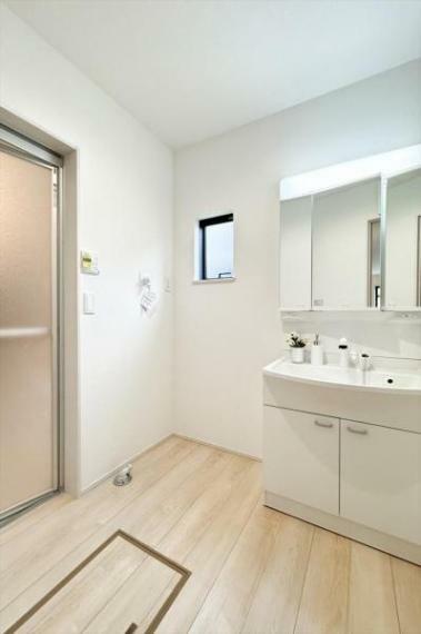 洗面化粧台 キッチン背面から繋がる洗面脱衣室。家事動線が短く設計されています。